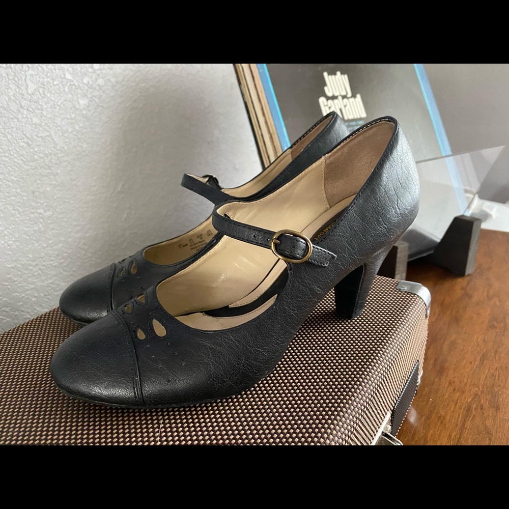 Naturalizer black Mary Jane pumps